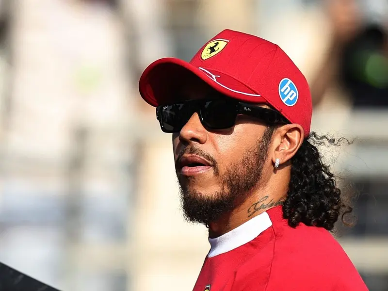 Hamilton responde a las críticas de «crisis» en Ferrari en el arranque del 2025
