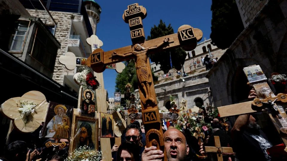 Peregrinos visitan la Ciudad Vieja de Jerusalén para celebrar Viernes Santo pese a los bombardeos israelíes a Gaza