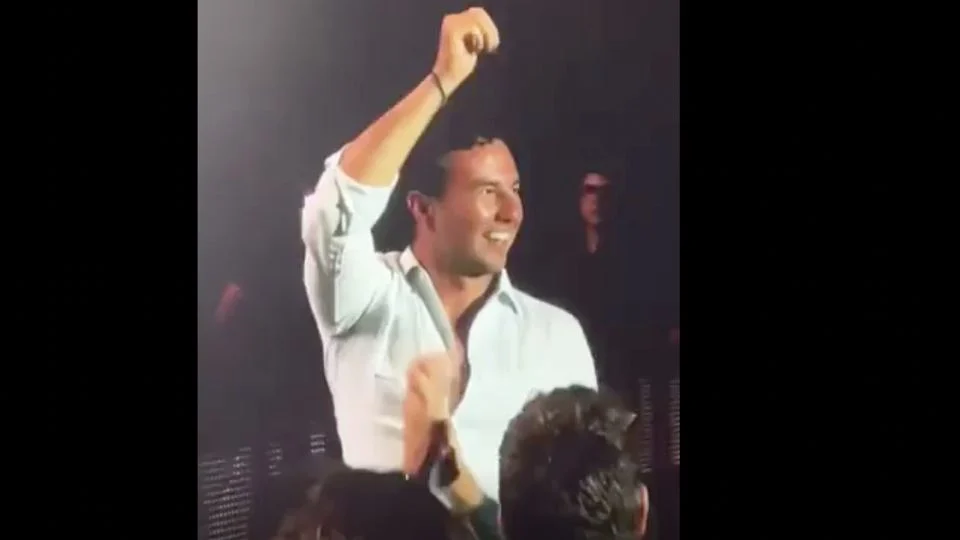 Checo Pérez asiste a concierto de Alejandro Fernández y es aclamado: “Nomás porque no sabes cantar, si no te subía”, bromeó el ‘Potrillo’