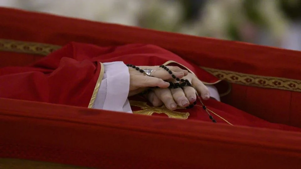 Vaticano difunde las primeras imágenes del papa Francisco en su féretro previo a su traslado a la Basílica de San Pedro