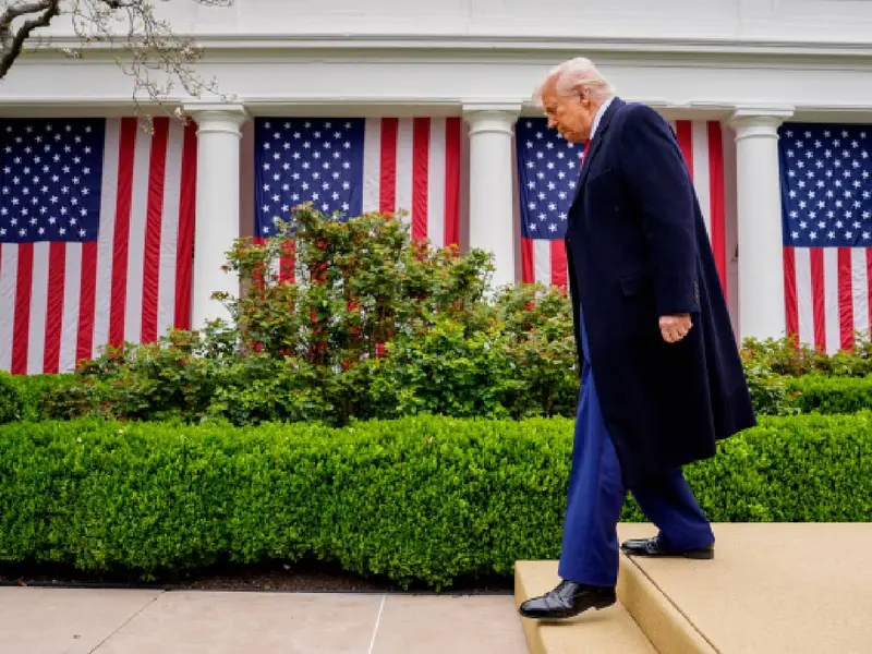 Aprobación de Trump se desploma al 43%; el punto más bajo desde su regreso a la presidencia