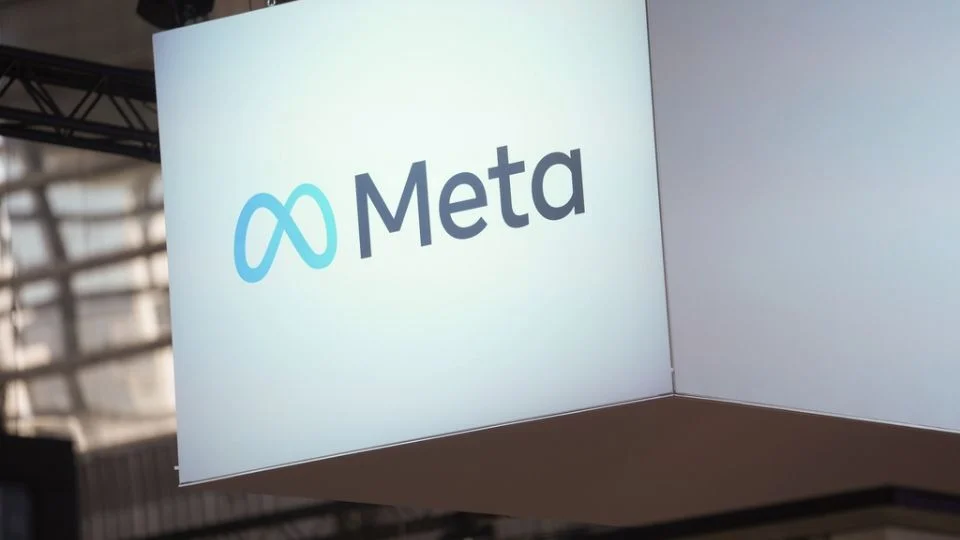 Unión Europea multa a Apple con más de 500 mdd y a Meta con 200 mdd por violar la ley de competencia