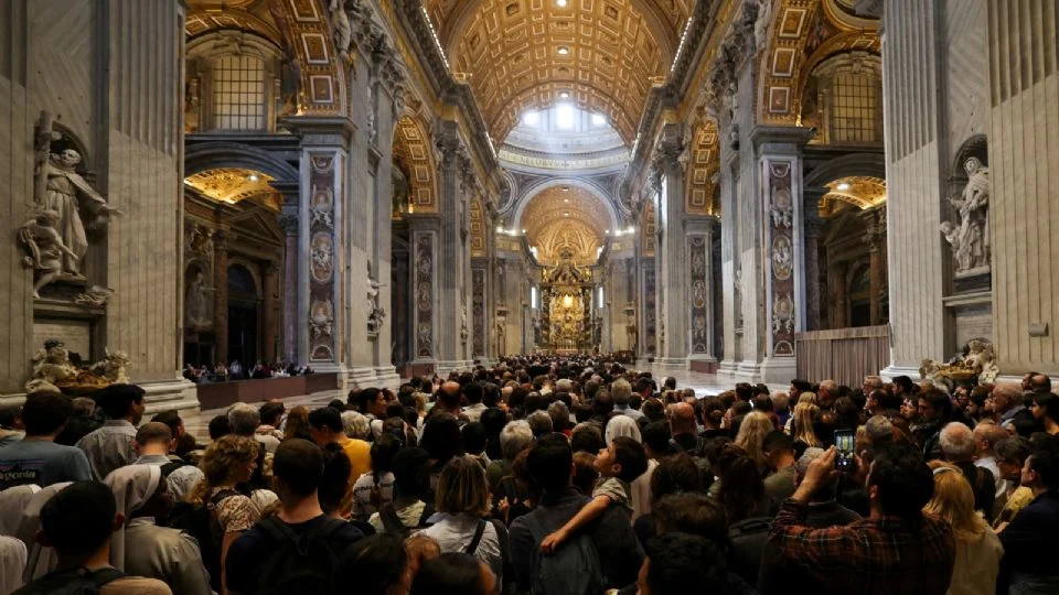 Se disparan hasta 60% los precios de vuelos y hoteles en Roma por el funeral del papa