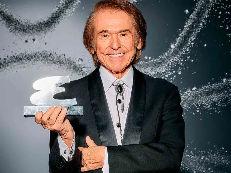 Raphael regresa a los escenarios tras grave crisis de salud