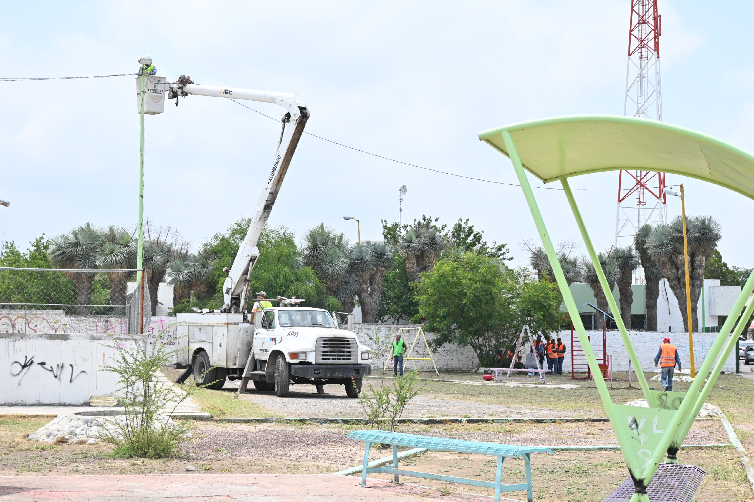 Sari Pérez Cantú impulsa la mejora del alumbrado público en Frontera