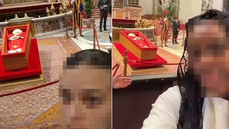 Polémica por fieles que se toman fotos con el cuerpo de Francisco