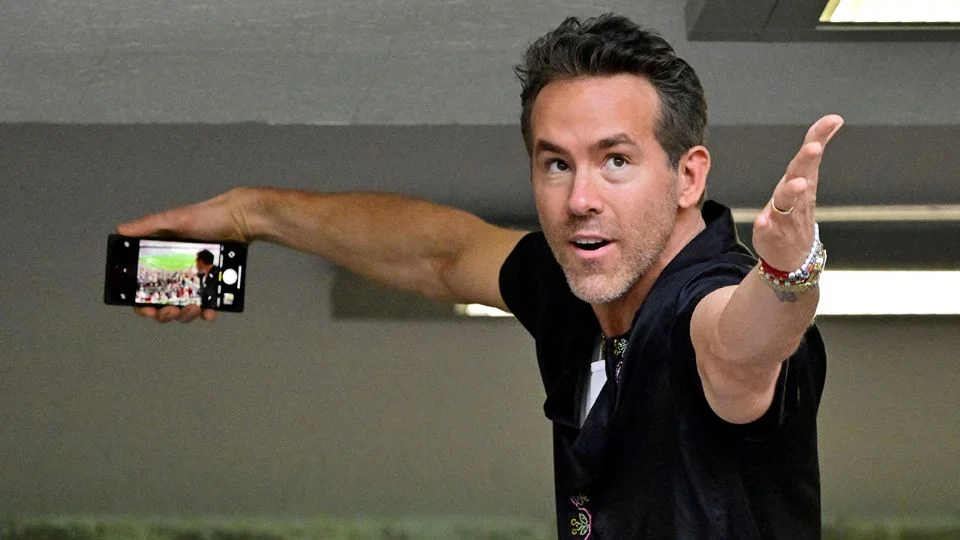 El actor Ryan Reynolds no oculta su estrés y emoción por el inminente ascenso del Wrexham en Inglaterra: “Tengo una úlcera de ocho pulgadas”