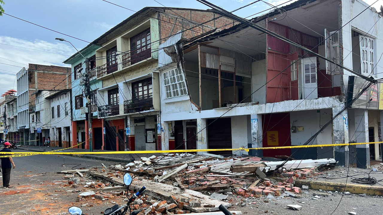 Veinte heridos y edificios destruidos por un sismo en Ecuador