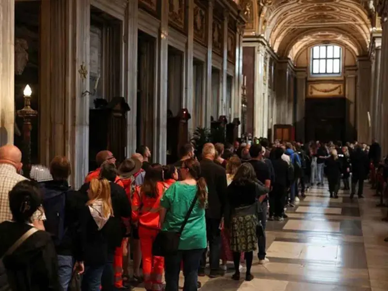 Miles de personas visitan la tumba del Papa Francisco en las primeras horas de apertura al público