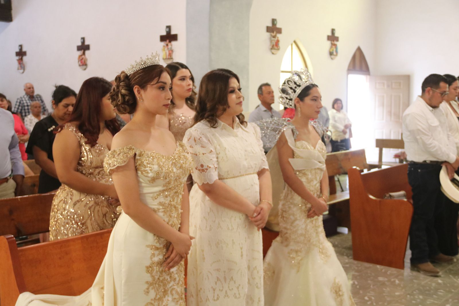 La alcaldesa Adriana Valdéz acompaña en misa de acción de gracias a Reina y Princesa de las Fiestas Patronales de Santa Catalina de Siena 2025