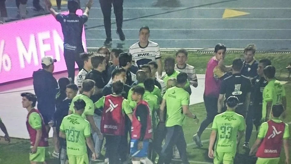 Surrealista! El Juárez-Pumas termina en conflicto, previo retraso por tormenta de arena y tanda con siete penaltis fallados