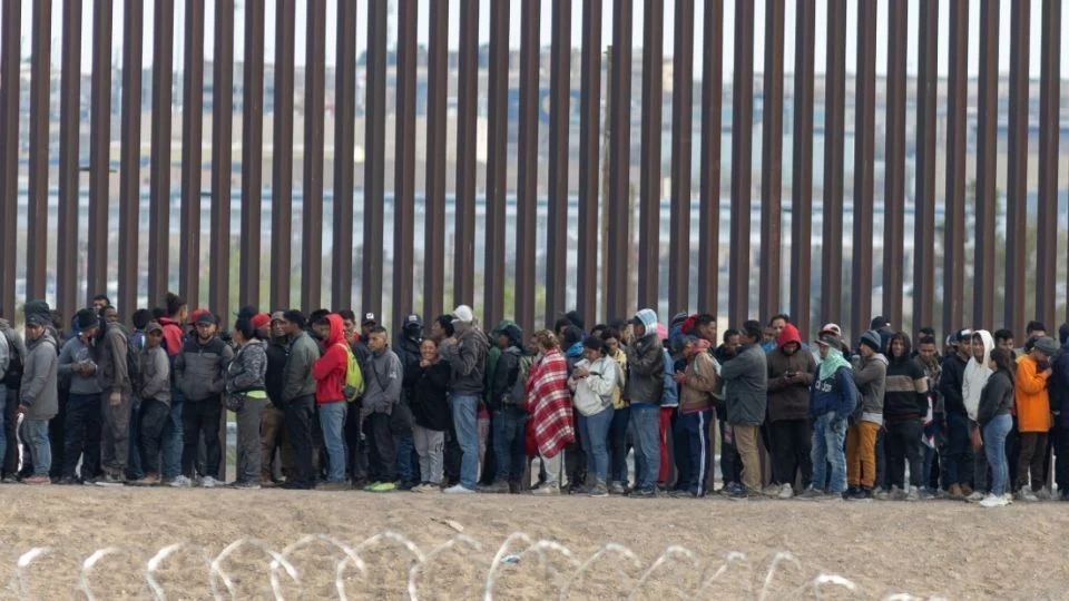 Acusan a los primeros 28 migrantes por cruzar zona fronteriza controlada por el Ejército de EU