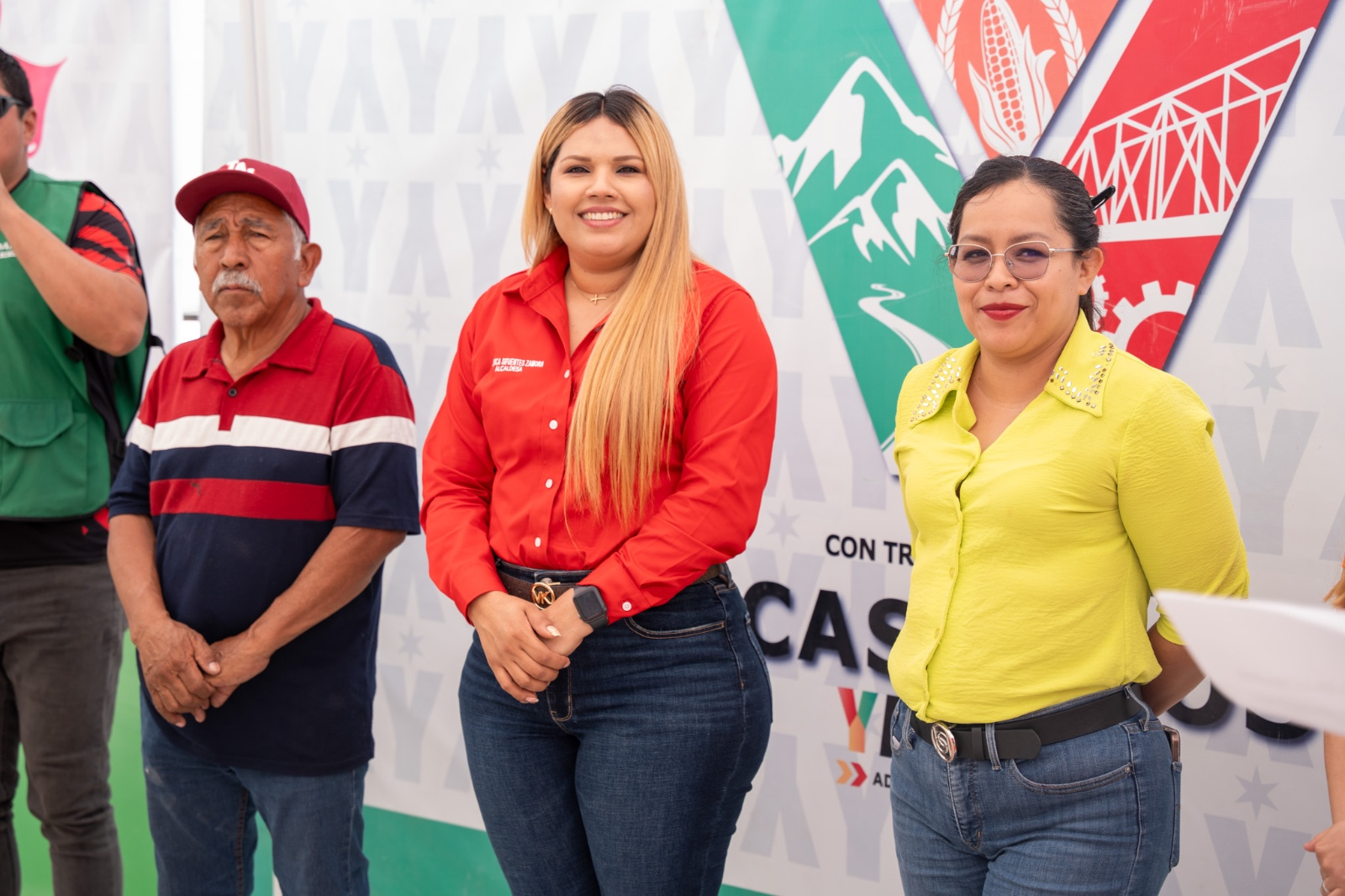 Entrega Yesica Sifuentes tinacos subsidiados a familias de Castaños