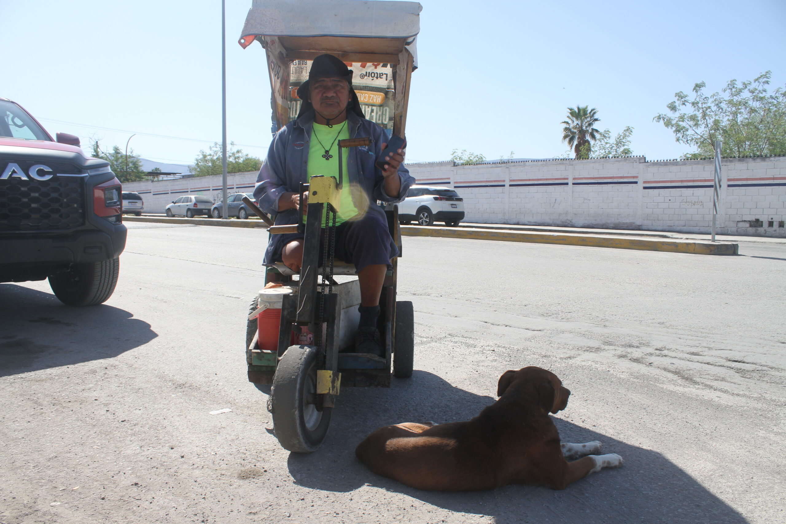 Pedalear para sobrevivir; Elías no tiene otra opción 