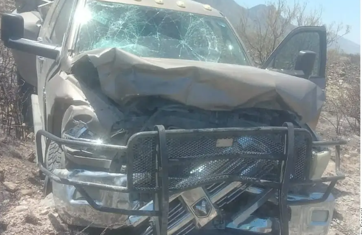 Impacta camioneta a otra y la hace volcar