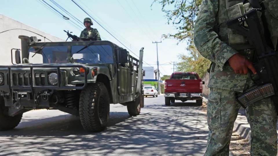 suman 8 militares muertos al estallar mina en Michoacán