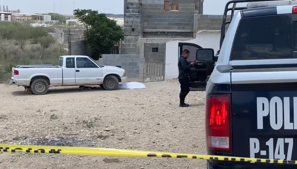 Fallece hombre al caerle auto encima 