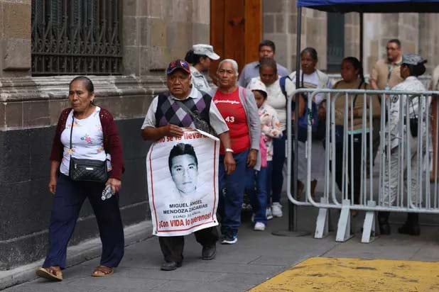 Piden a Sheinbaum destituir al fiscal de caso Ayotzinapa