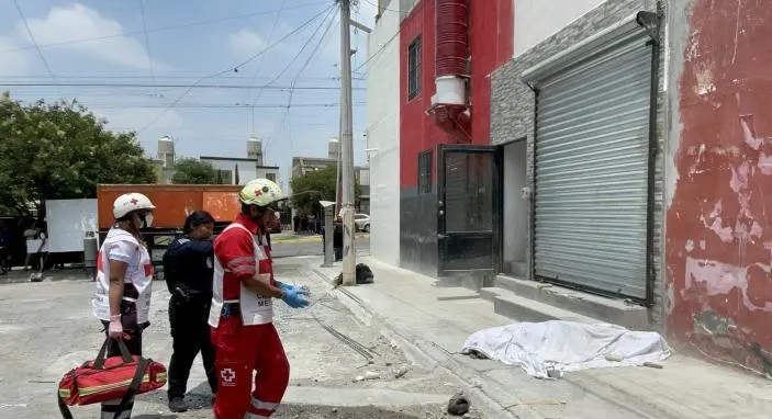 Pierde la vida albañil al caer de construcción