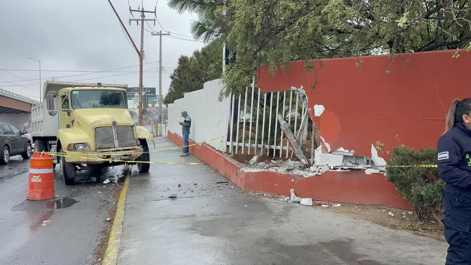 Derriba camión barda de escuela