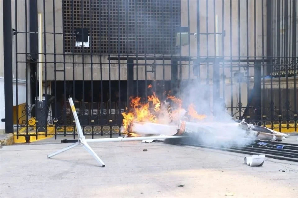 Escala CNTE protesta afuera de Segob