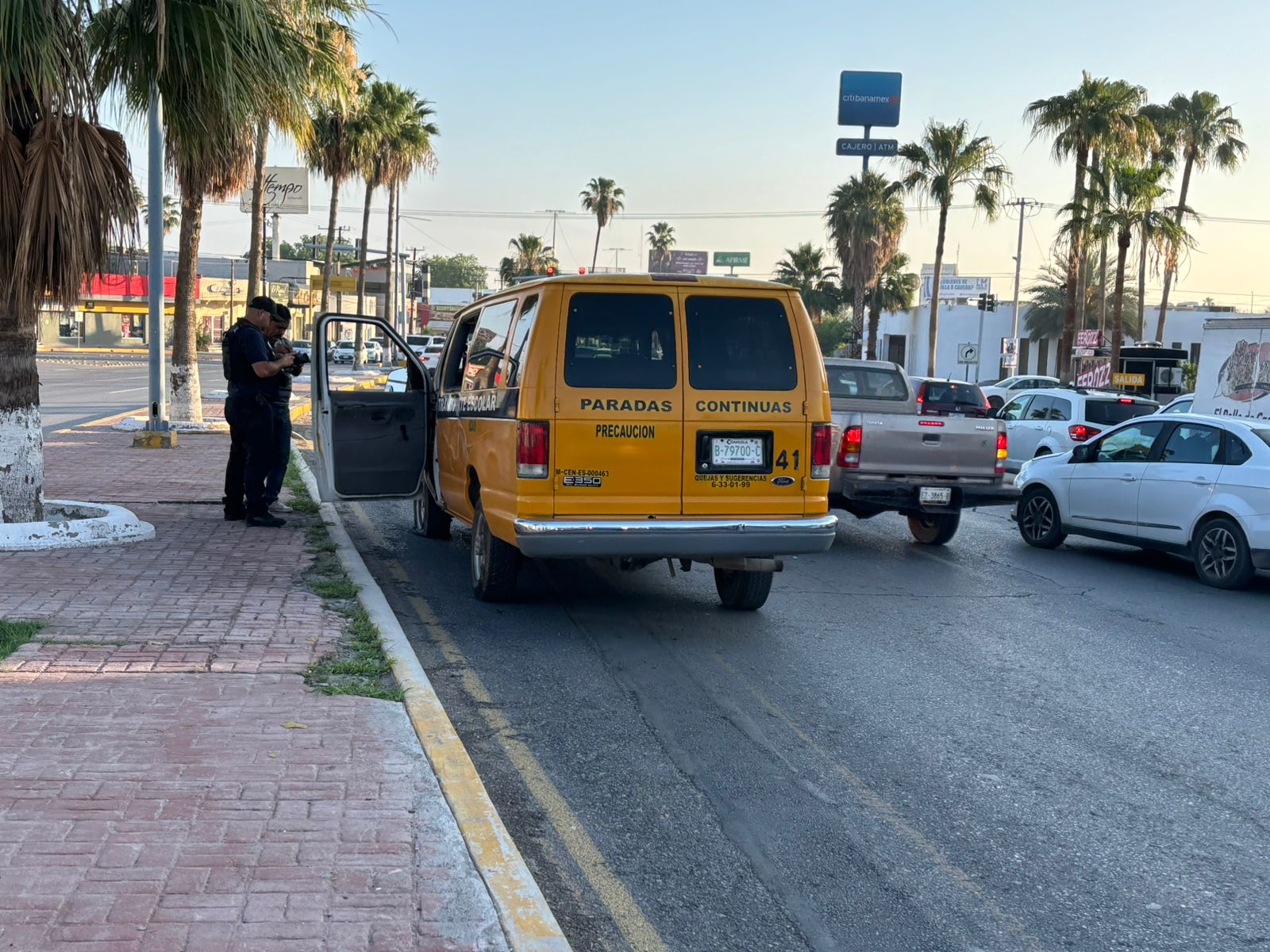Se estampa conductora con transporte escolar