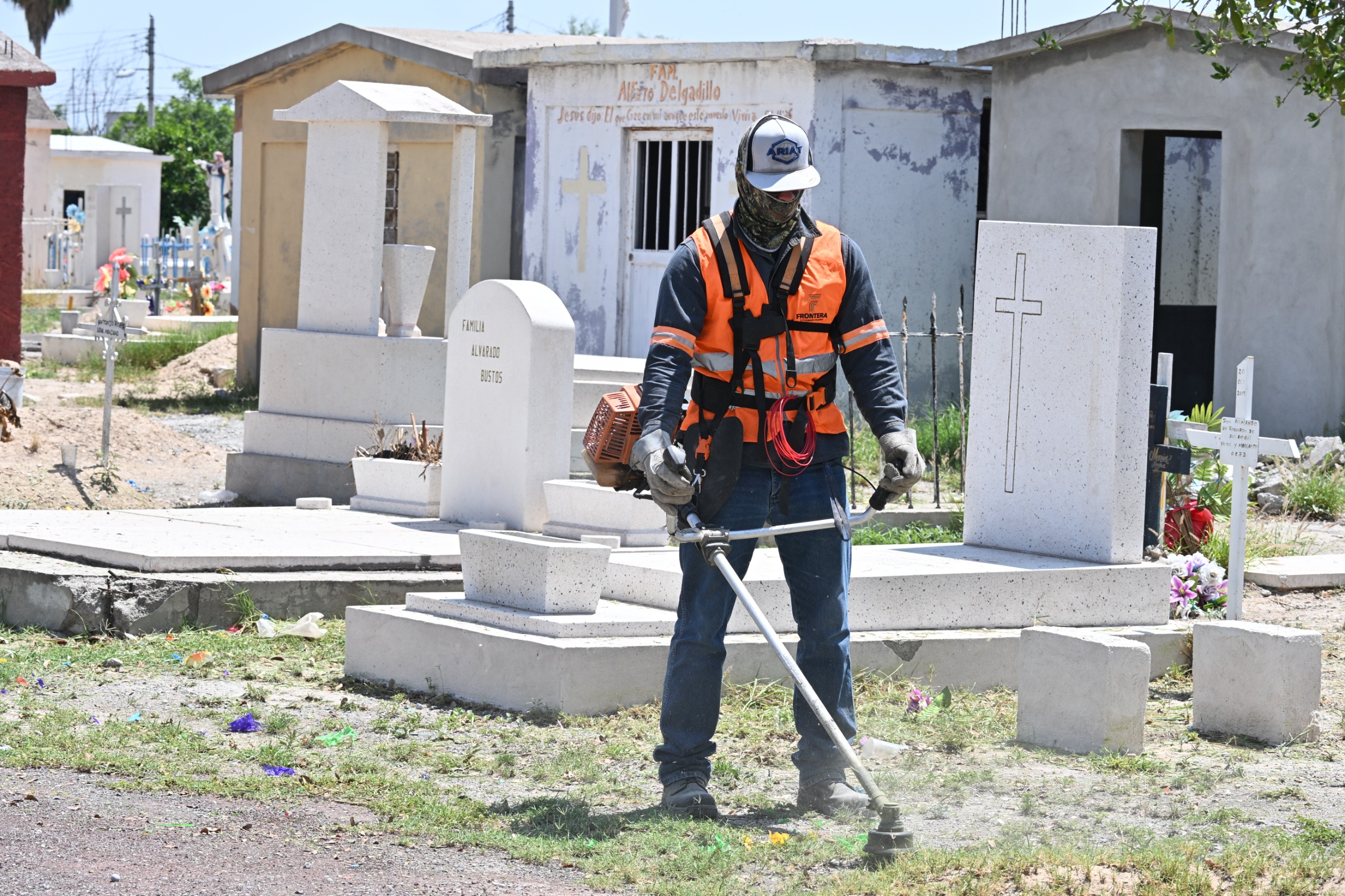 Llega operativo de limpieza a los panteones de Frontera