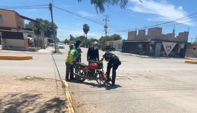 Choca motocicleta contra camioneta