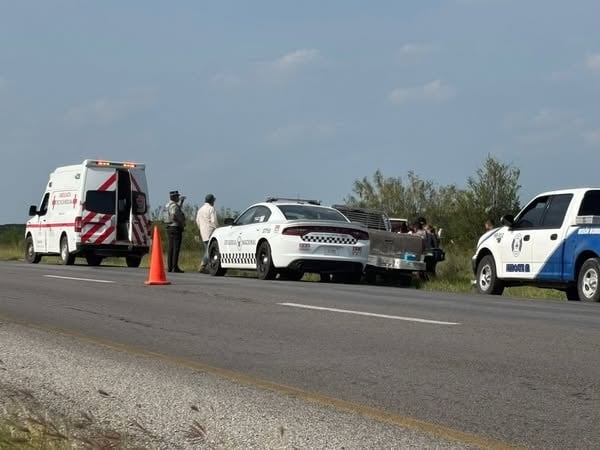 Vuelcan paisanos en la carretera 57