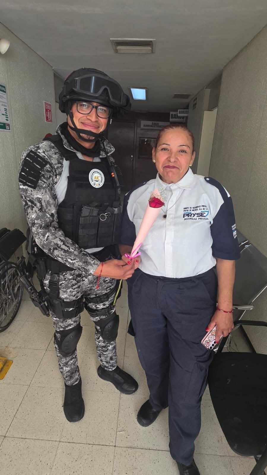 Policías regalan rosas y sonrisas