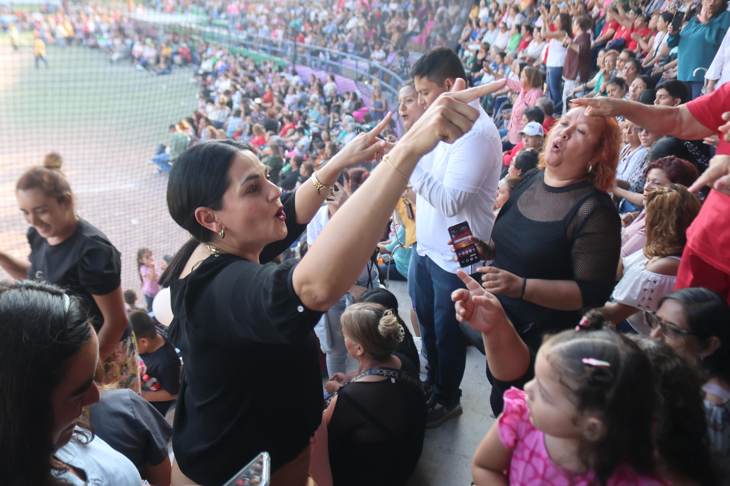 Consiente LEM a las madres de su distrito