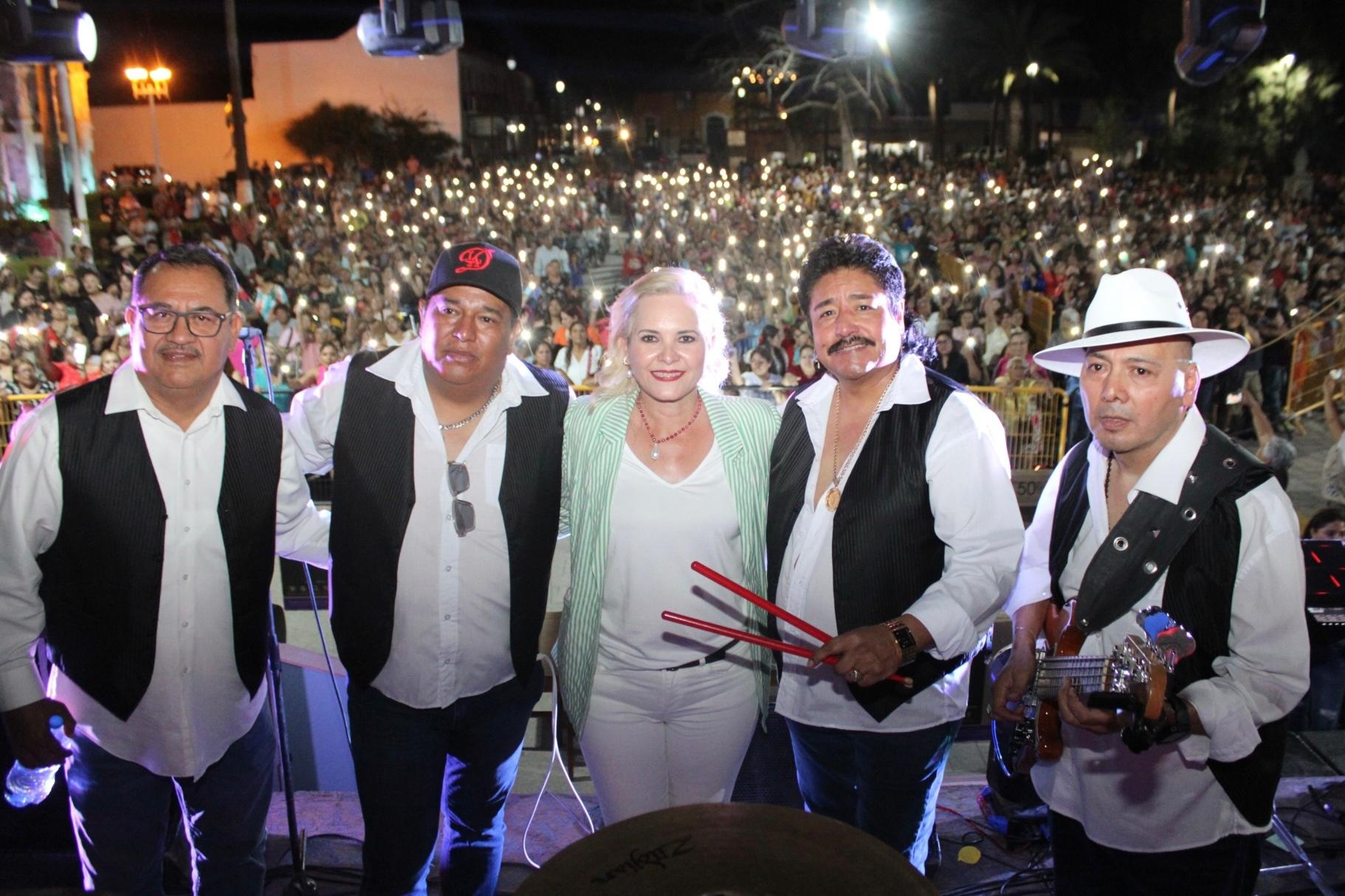 Celebra Laura a las madres de Múzquiz