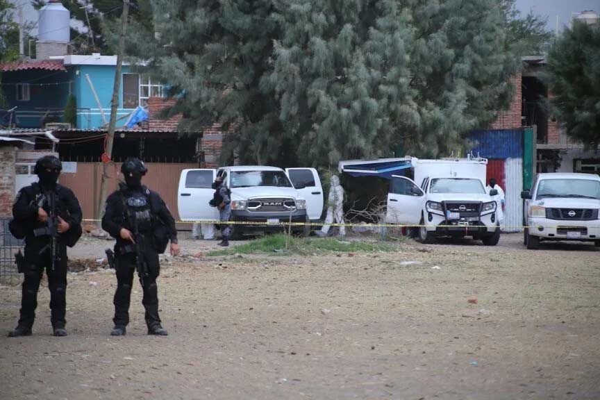Hallan 16 cuerpos en narcofosa en cancha de futbol en Guanajuato