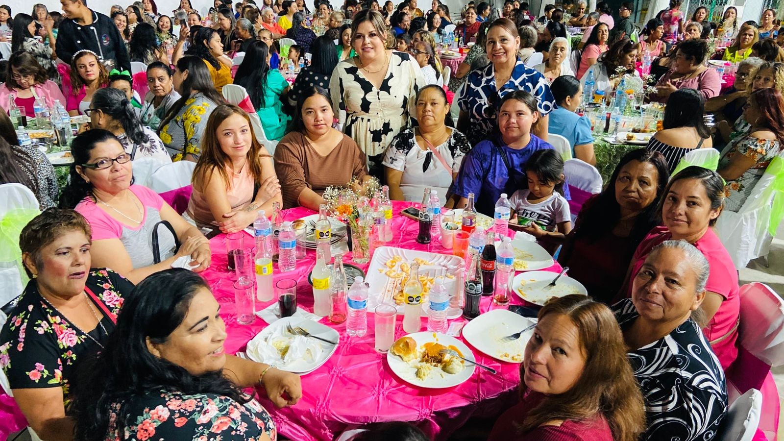 Festeja Ocampo a madres en su día