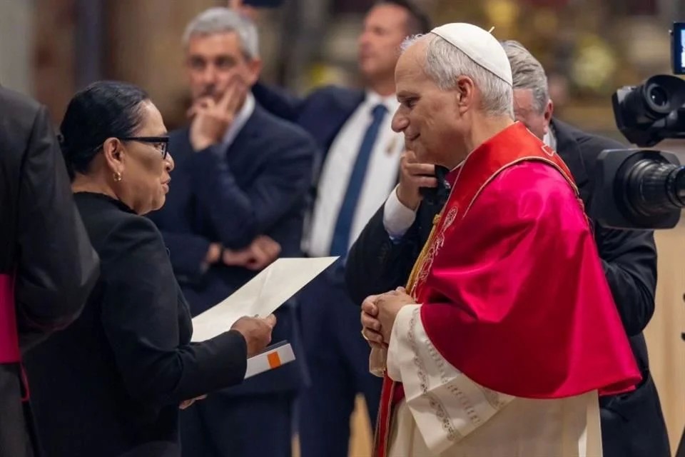 Recibe Papa carta de invitación a México