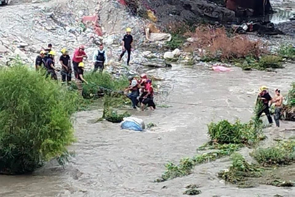 Rescatan a 6 arrastrados por la corriente de río