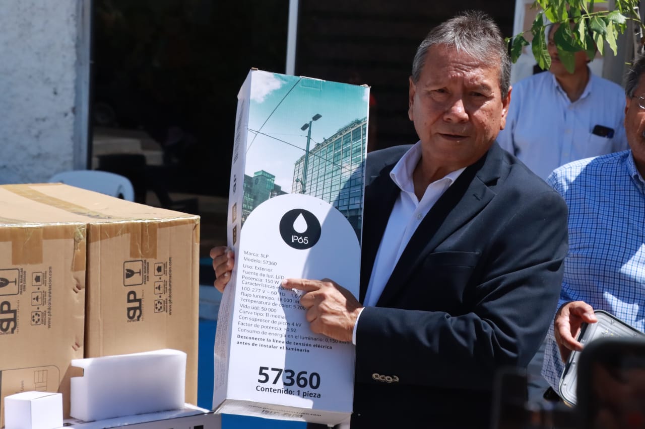 Entrega alcalde luminarias LED