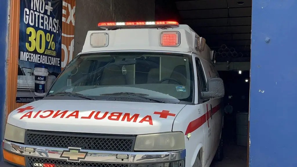 Hospitalizan trabajador tras caer de ferretería