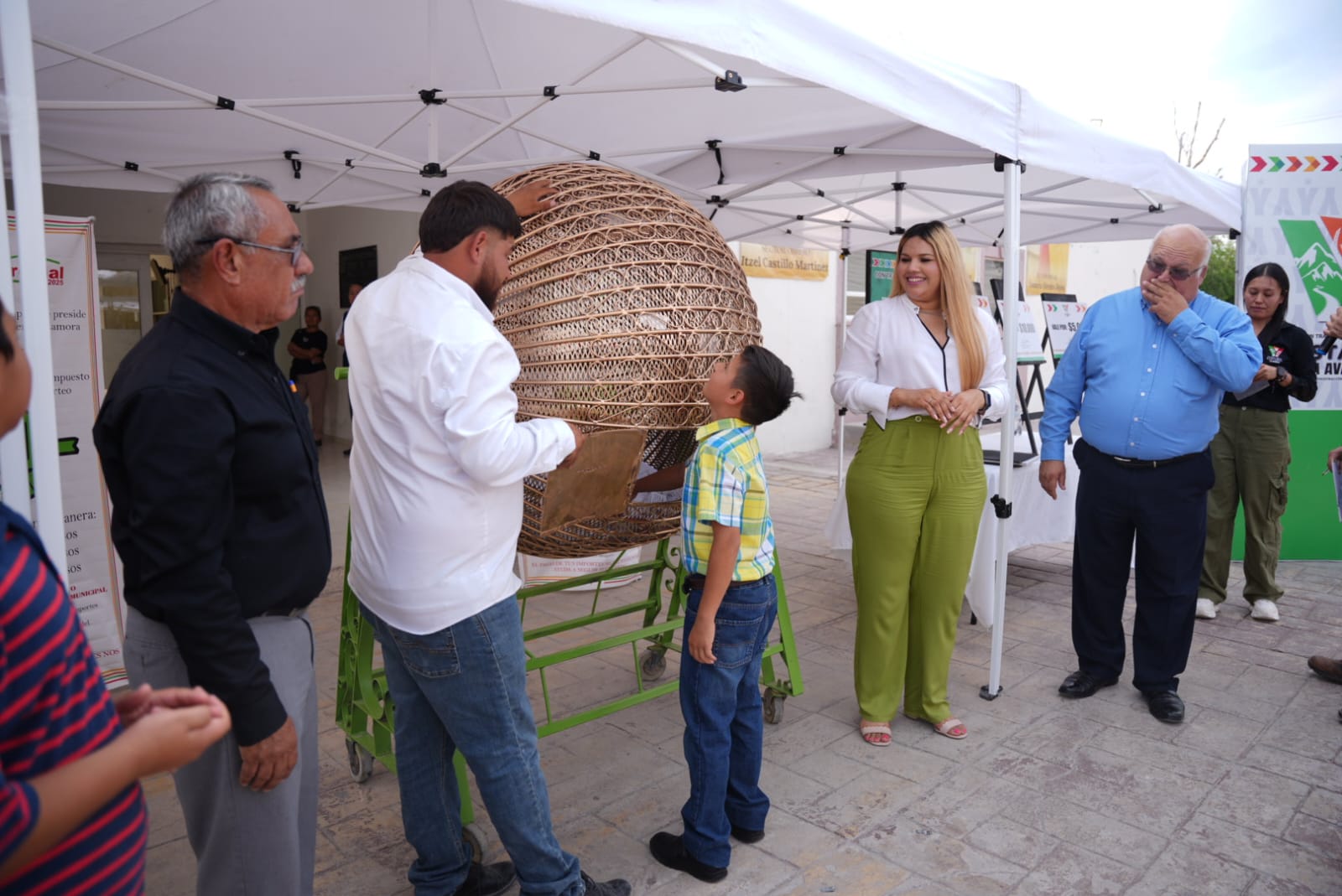 Premia Castaños a contribuyentes cumplidos