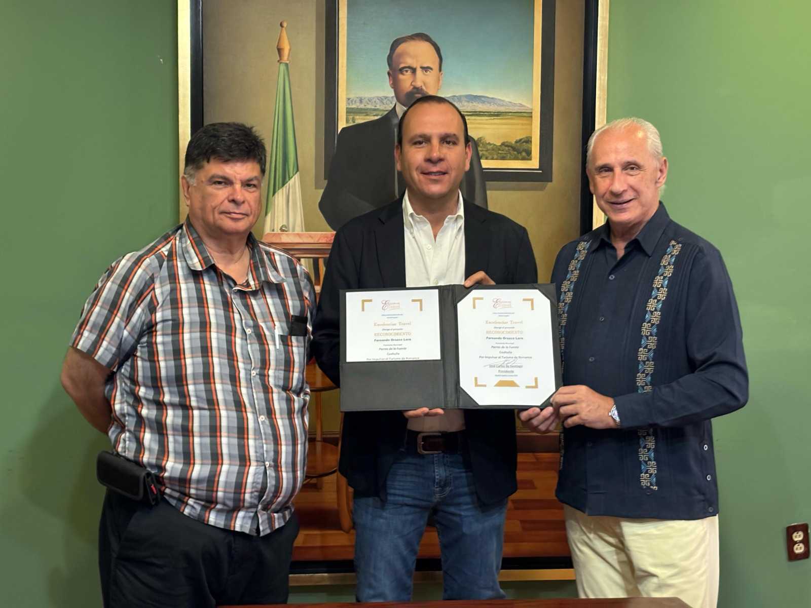 Recibe el alcalde Fernando Orozco el reconocimiento que distingue a Parras como Mejor Destino de Romance