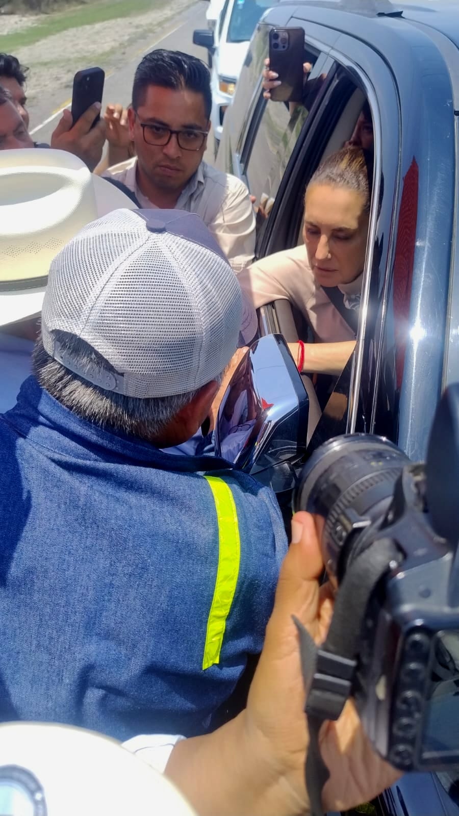Abordan y dialogan ex obreros con Sheinbaum