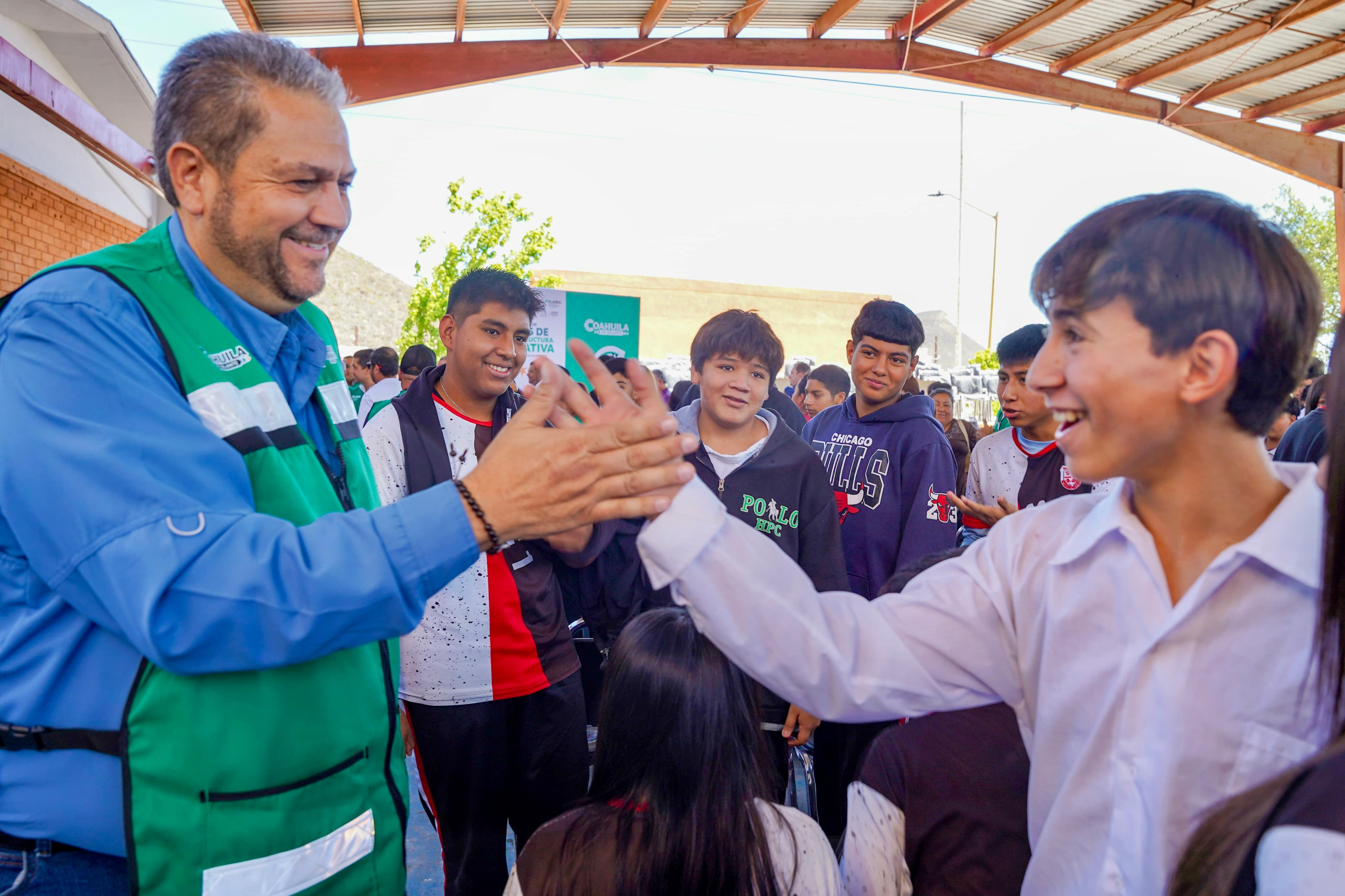 Gobiernos de Manolo y Tomás continúan entregando apoyos a escuelas