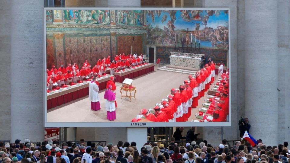 Se cierra la Capilla Sixtina: arranca la primera votación del cónclave