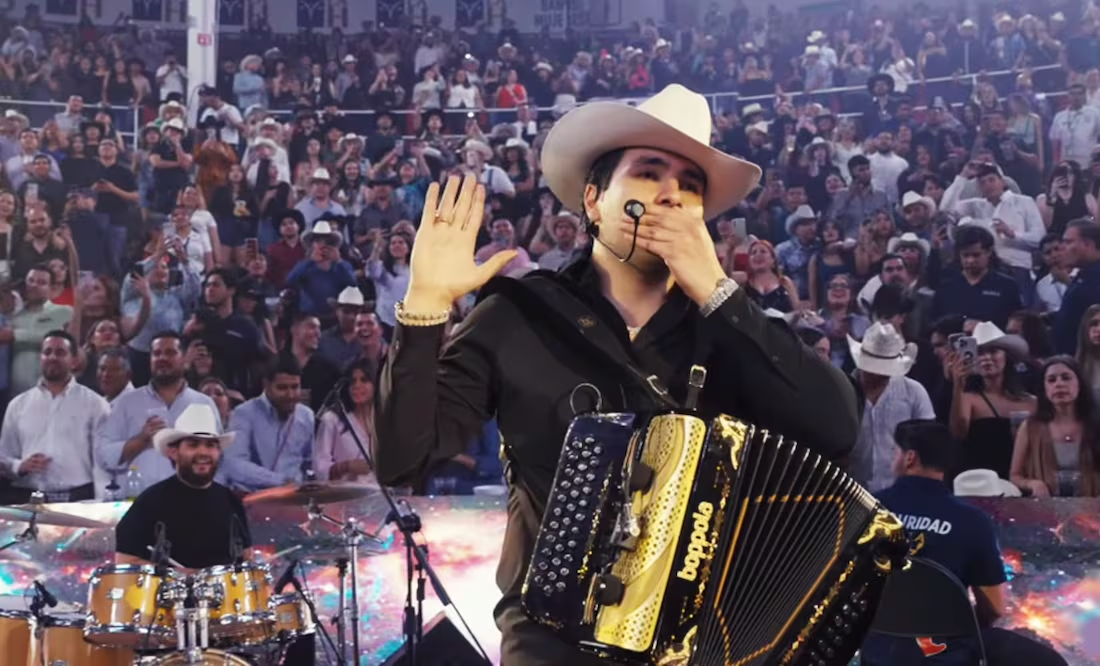 Marca Registrada toca uno de sus corridos, pero lo hizo sin cantar la letra; «tócala, yo me la sé», dice el público