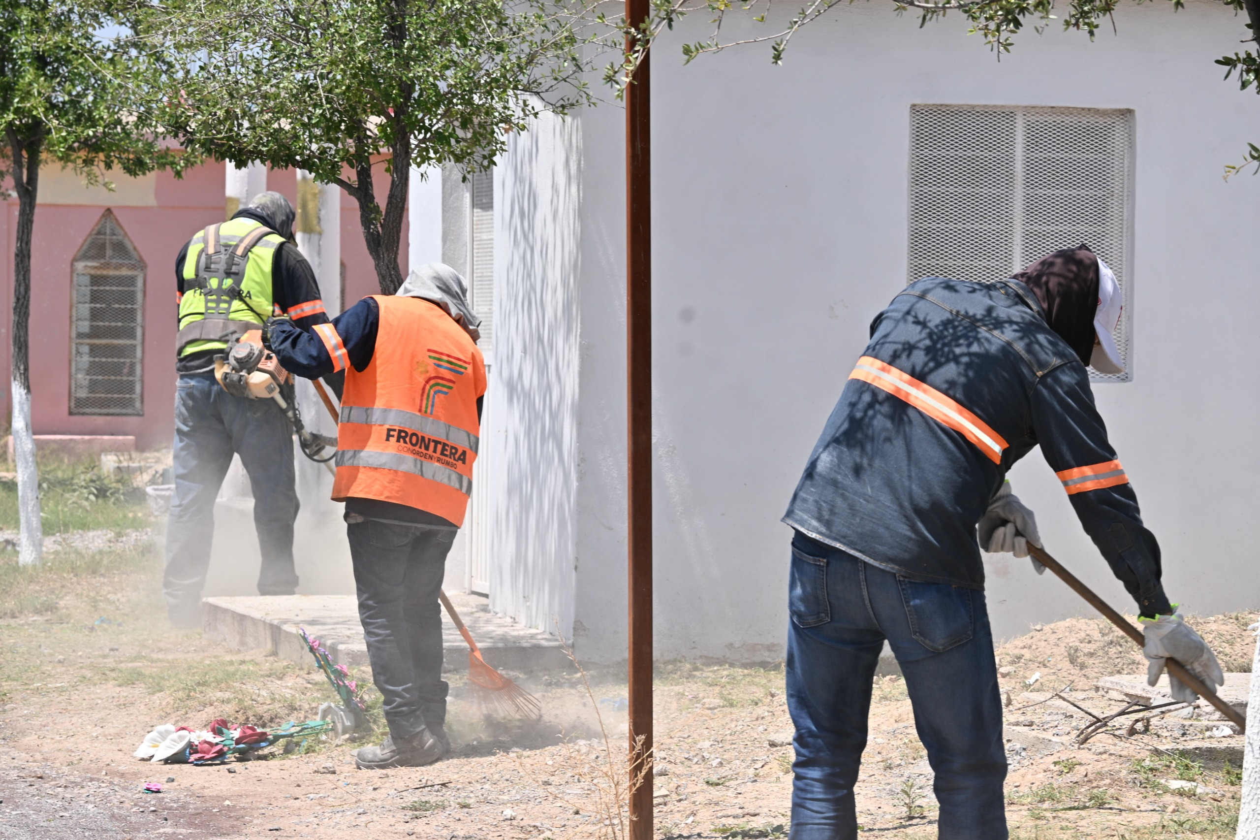 Operativo de limpieza y salud en panteones por Día de las Madres