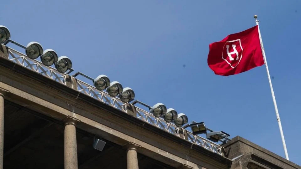 Harvard seguirá defendiéndose de las decisiones ilegales de Trump que buscan sofocar la investigación, afirma en respuesta a carta del Departamento de Educación