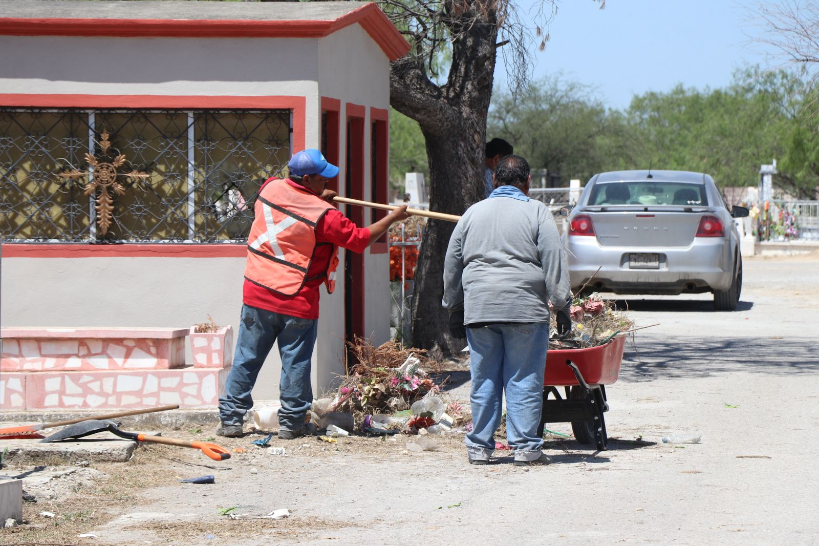 Instruye Óscar Ríos limpieza en panteón Santa Rosa de Nueva Rosita