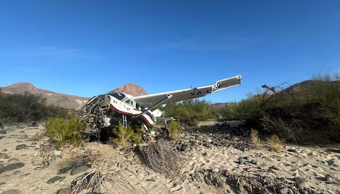 Se desploma avioneta al norte de Baja California Sur; pasajeros sobreviven