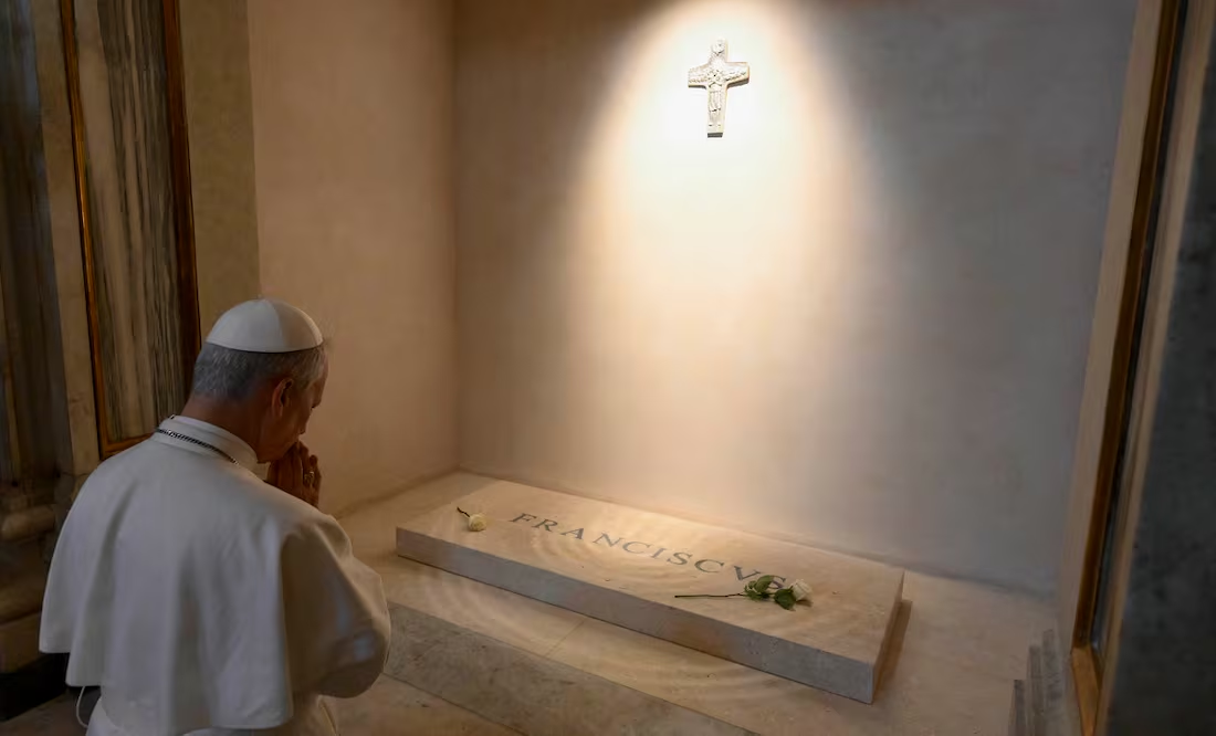 El papa León XIV visita la tumba de Francisco en la Basílica Santa María la Mayor de Roma