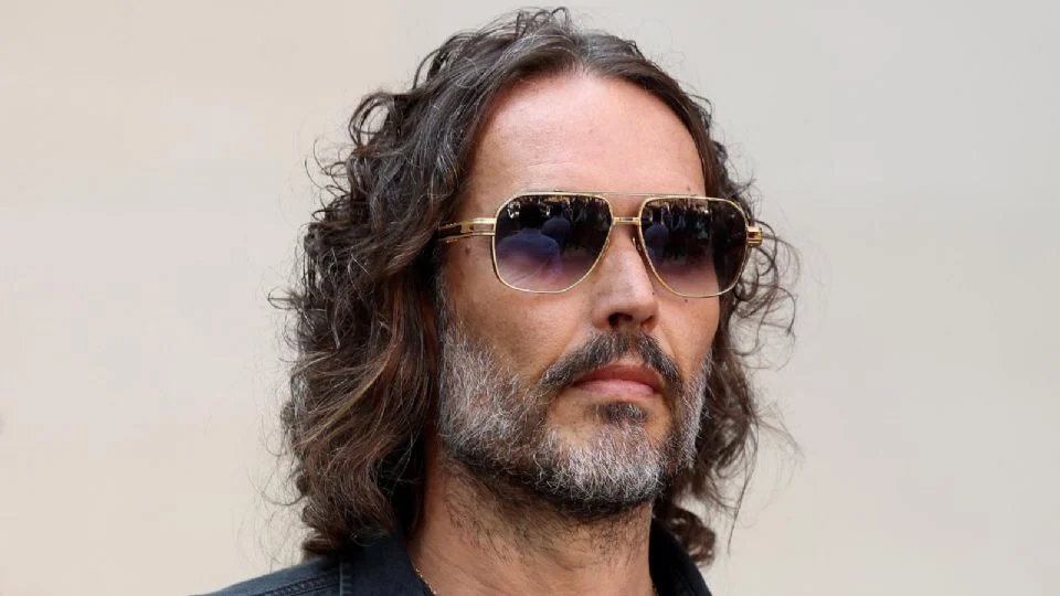 Conceden libertad condicional a Russell Brand hasta su próxima audiencia